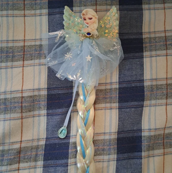 Kids Frozen-Themed Blue Gloves and Braid Set - Picture 3 of 3